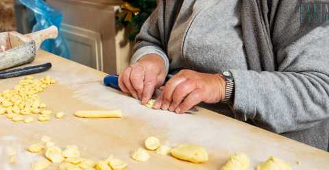 Di semola o farina, con il coltello o usando il pollice: i tre modi per fare le orecchiette in Puglia